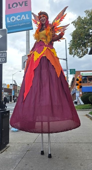 Stiltwalkers performer 1