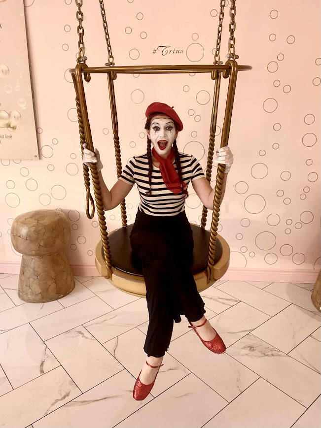 Mimes performer 2